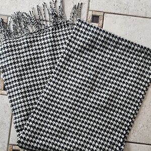 100% Cashmere Made In England Black & White Houndstooth Scarf Fringe Detailing